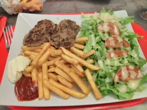 Les meilleurs restaurants halal à Voiron : notre sélection 3 Assiette steak halal restaurant l'oriental kebab